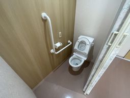 手すり付きのトイレ