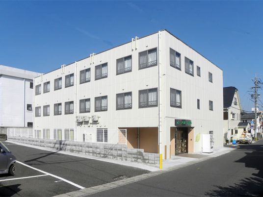 明るい外観の建物