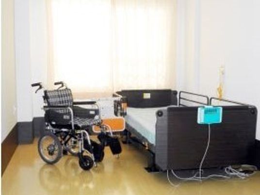 車椅子とベッドの居室