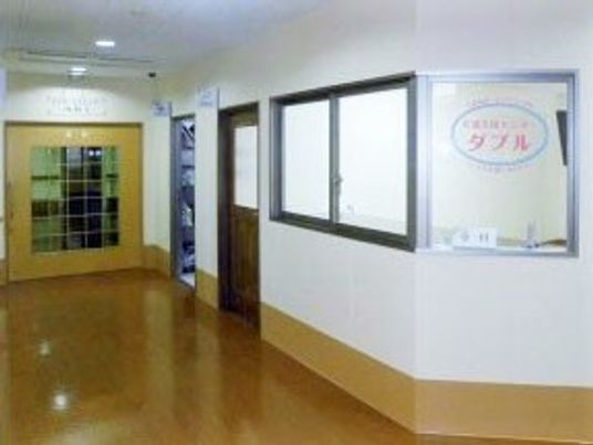 照明の明るい廊下