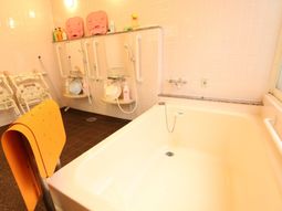 明るい浴室の設備