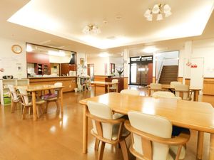 明るく広々とした食堂