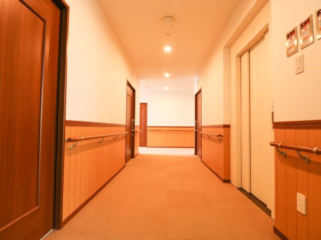 明るく広々とした廊下