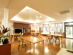 明るい食堂の様子