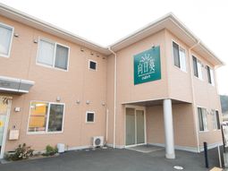 清潔な外観の建物エントランス