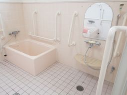 浴槽と手すりの設備