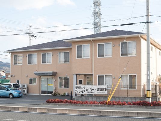 明るい外観の建物