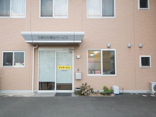 明るい建物のエントランス 玄関 清潔感のあふれるエントランスは、訪れる方々を温かく迎え入れます。明るい窓からは日々の活動の一端を垣間見ることができます。