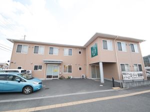 明るい外観の建物エントランス