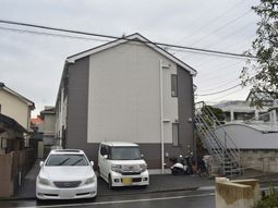 落ち着いた外観の建物