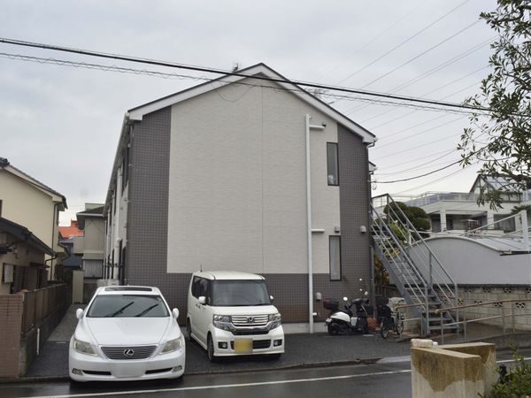 落ち着いた外観の建物