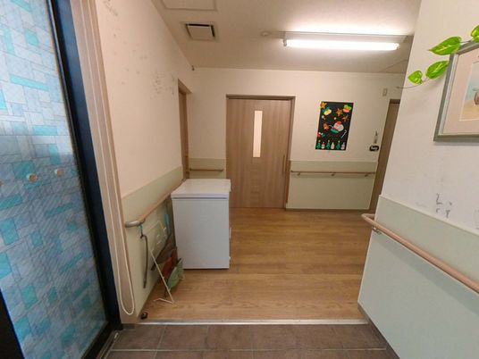 アートが飾られた廊下