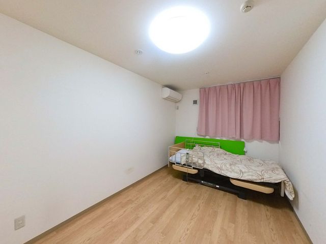 シンプルな居室 居室 自然光が入り、明るく快適な空間です。家具も配置しやすい設計になっています。
