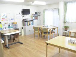 明るい机と椅子の部屋