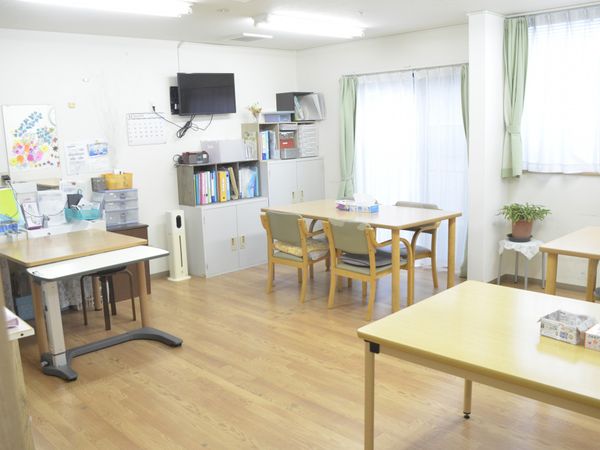 明るい机と椅子の部屋