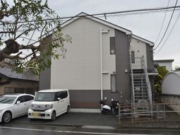 駐車場のある建物外観