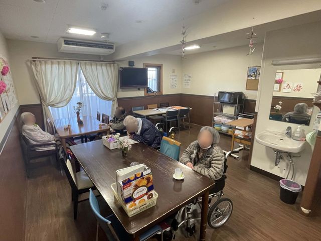 広々とした明るい共有スペース 食堂 広々とした食堂でのサービスを通じ、入居者さまの笑顔を支えるやりがいを感じていただける職場です。