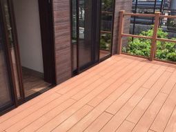 温かみのある木目の床