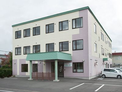 緑の屋根付き建物外観