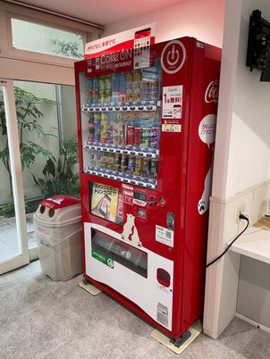 自動販売機とゴミ箱