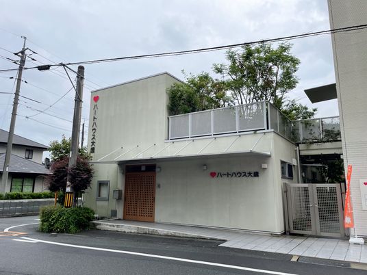 白い外壁の建物