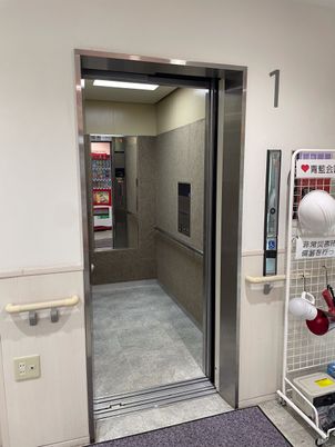 広々としたエレベーター
