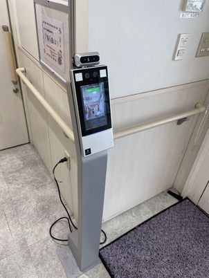 エントランスの検温器