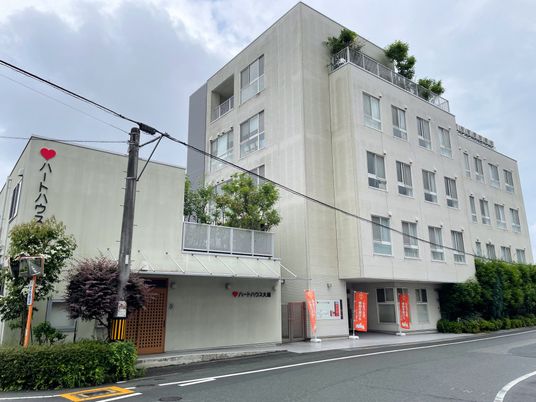 白い建物の外観
