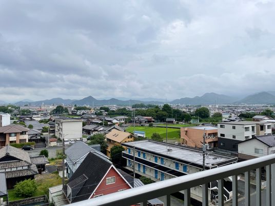 住宅街と山々の風景