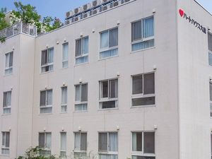 明るい外観の建物  