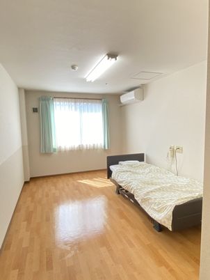 明るい居室のベッド  