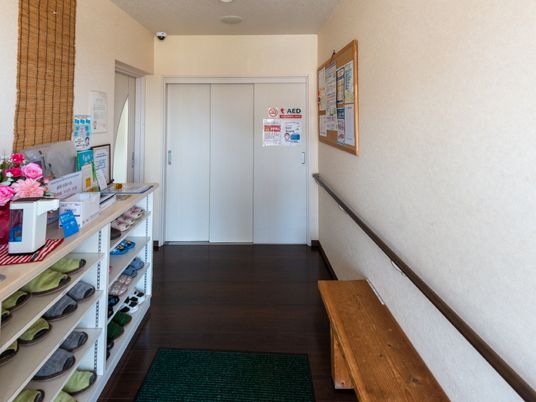 エントランスの明るい通路