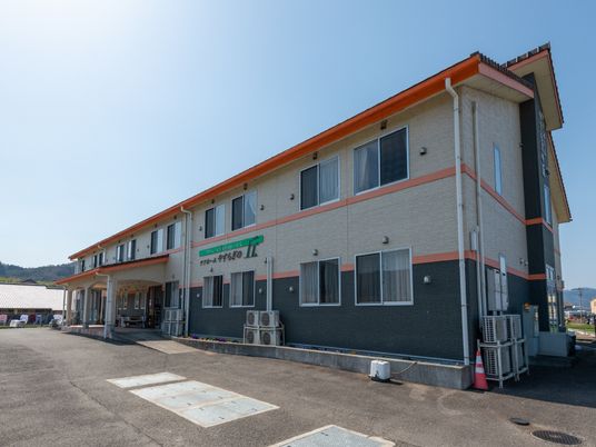 広々とした外観の建物