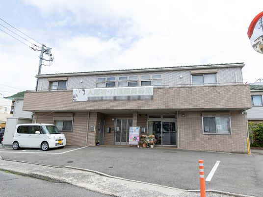 明るい外観の建物