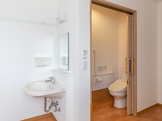 バリアフリーの洗面所とトイレ