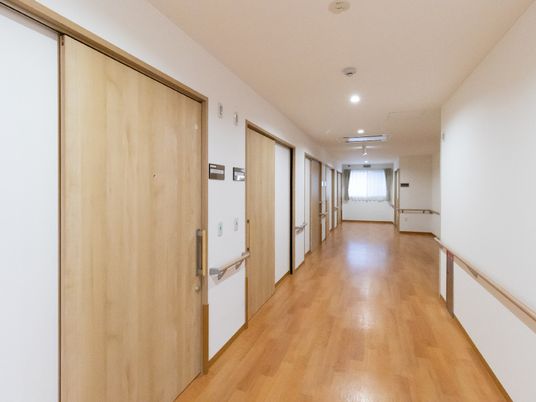 清潔感ある廊下の光景