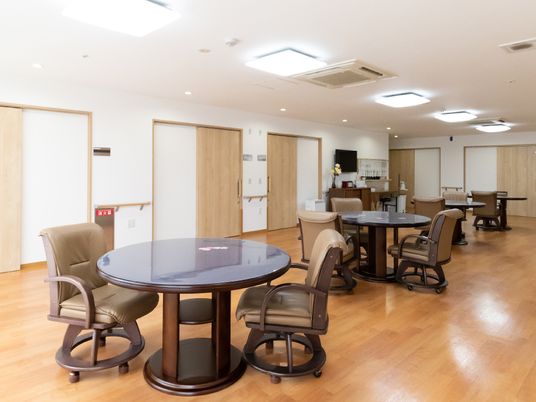 広々とした明るいラウンジ