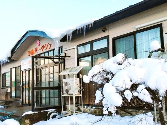 雪に包まれた施設外観  