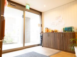 自然光あふれるエントランス