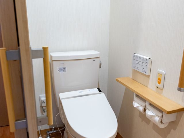 清潔なトイレ空間 トイレ 手すり付きで安全に配慮された清潔なトイレです。快適にご利用いただけます。