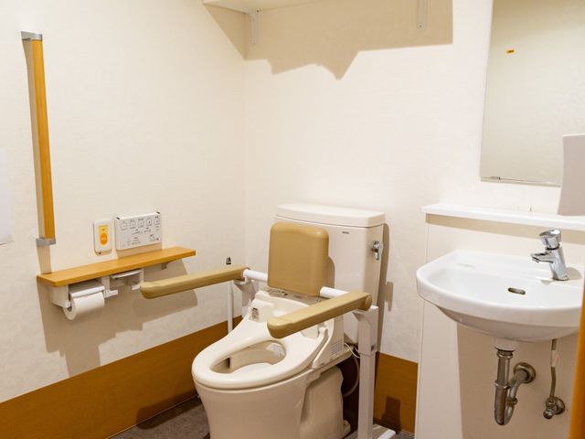 使いやすいトイレ トイレ   手すり付きの設備で、安全に利用できる空間です。快適にお過ごしいただけます。