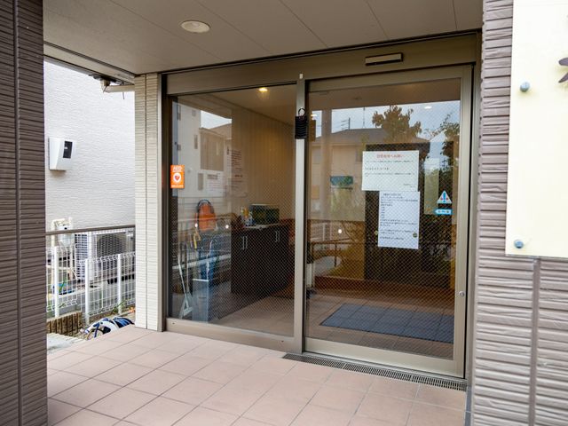 広いエントランス エントランス 広々としたエントランスは、利用者の方が安心して出入りできる設計になっています。
