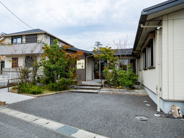 緑豊かなエントランス エントランス 緑に囲まれた落ち着きのあるアプローチです。リラックスしながら施設へ入ることができます。