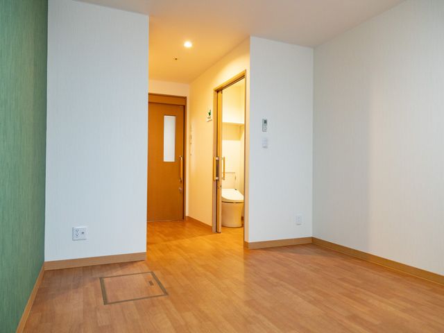 扉とトイレの居室 居室 落ち着いた色調と使いやすいトイレが備わった居室です。快適な介護環境で働けます。