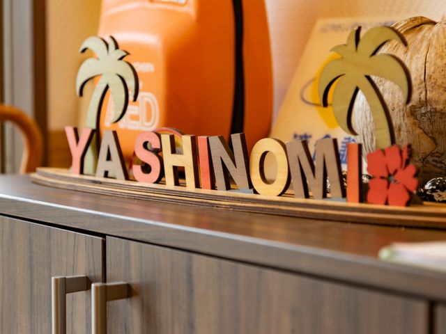 飾りが並ぶ棚 看板 温かみのある飾りが設置されており、訪れる人を優しく迎え入れる雰囲気です。