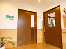 落ち着いた木製ドアの廊下
