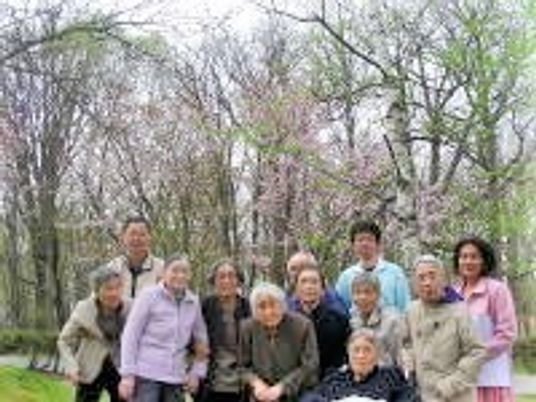 笑顔あふれる中庭の集合