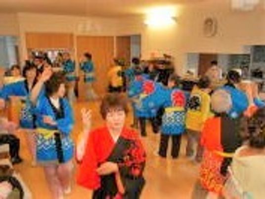 浴衣姿の人々が楽しむ様子
