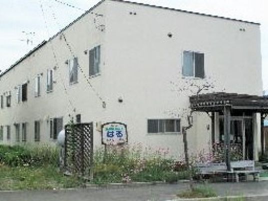 白い外壁の建物エントランス