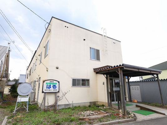施設のシンプルな外観